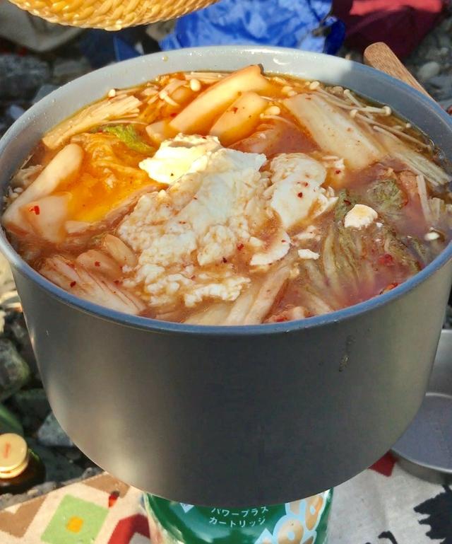 画像: メインの忘年会では、鷲尾さん手づくりのチゲ鍋を頂きました
