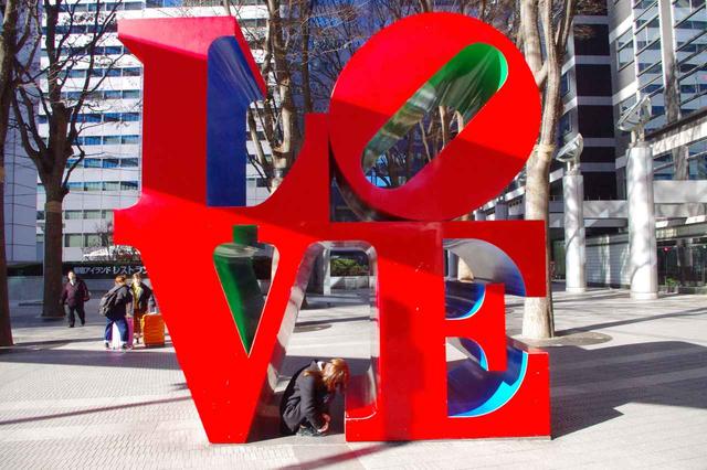 画像: 西新宿のフォトスポット、『LOVE』のオブジェ前でもやさぐれる齋藤。 鷲尾:この人どこに行っても同じポーズだな。