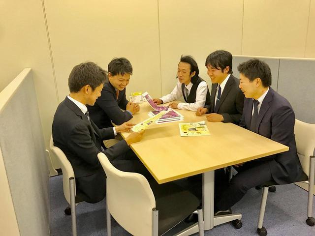 画像: 企画スタッフでカタログ製作を振り返りながら談笑♪