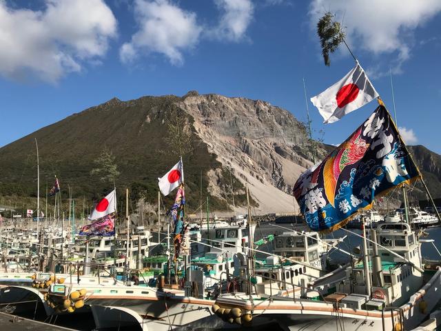画像: たなびく漁師旗と山の景色はこの時期ならではです。