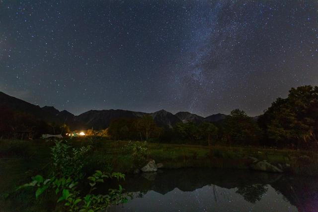 画像: 澄み切った空気のなか、空いっぱいに輝く星たち(イメージ/※星空は天候状況により見られない場合があります)