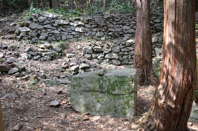 画像: 石垣しか残っていない山城跡にも、物語が隠されています