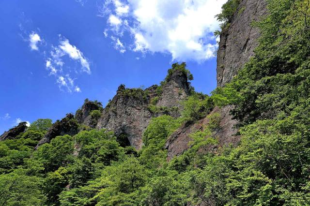 画像: 奇岩の峰が立ち並ぶ妙義山