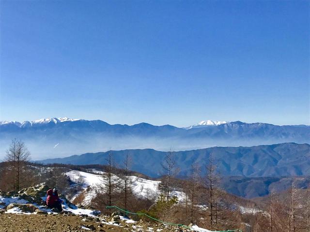 画像: 中央アルプス(左側の山脈)と御嶽山(右)