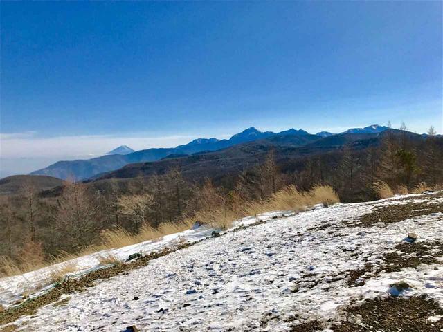 画像: 富士山(左)と南アルプス(右側の山脈)