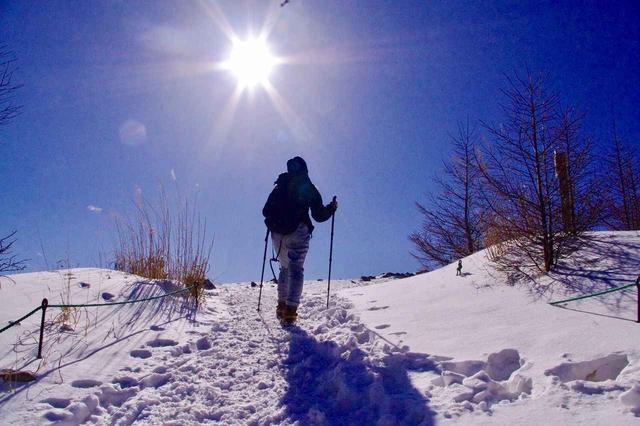 画像: 入笠山山頂へ向けてスノーハイキング