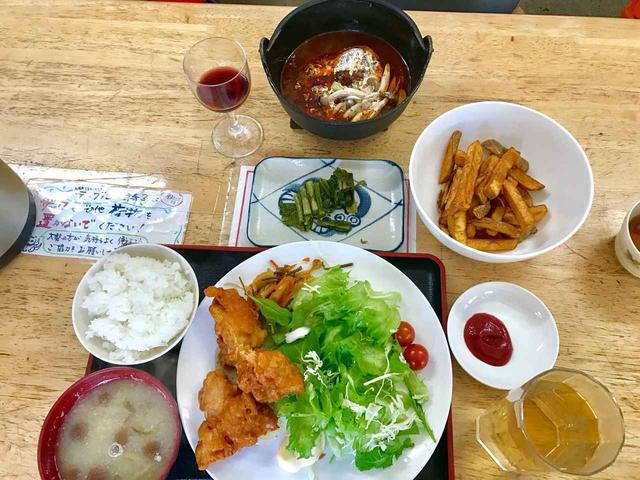 画像: 信州ハーブ鶏のから揚げ定食(手前)とフライドポテト(右上)