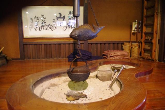 画像: 囲炉裏 炭の香りと、昔ながらの家屋の香りに癒されます