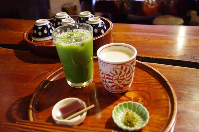 画像: 冷たい抹茶(左)と甘酒(右)