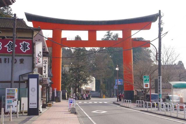 画像: ゴールの芦ノ湖前の鳥居★到着時刻は15時。10時30分頃から歩き始めて、休憩も含めると、約4時間で到着しました!