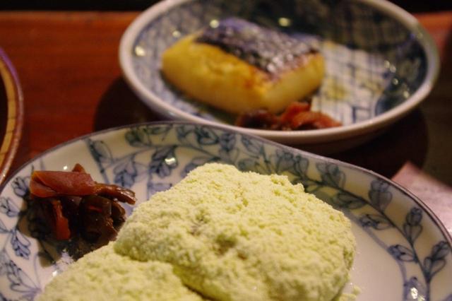 画像: 名物「力餅」も食べました♪うぐいす餅(手前)といそべ餅(奥)