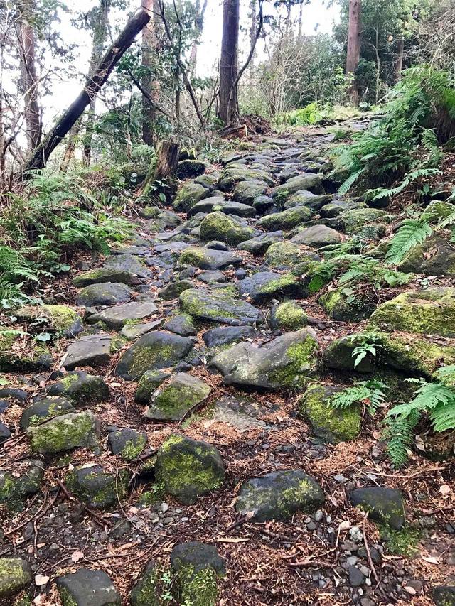 画像: 石畳の登り。苔と前日の雨で滑ります