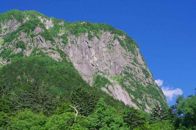画像: だんだんと岩壁の全貌が見えてきます