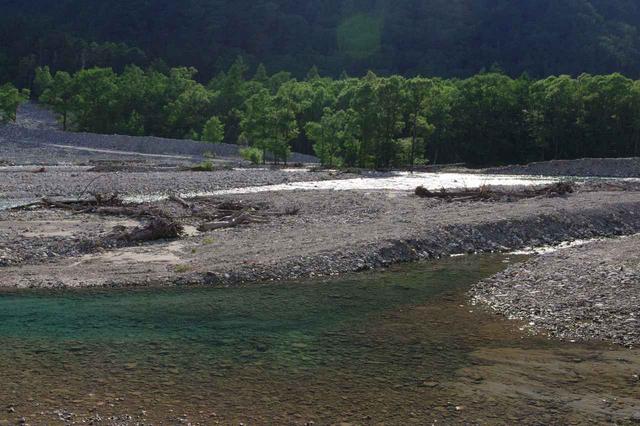 画像: 左手には常に梓川の清流が