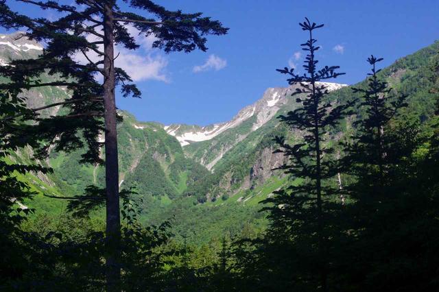 画像: 南岳(右側)〜大キレット〜北穂高岳(左側の木の後方)