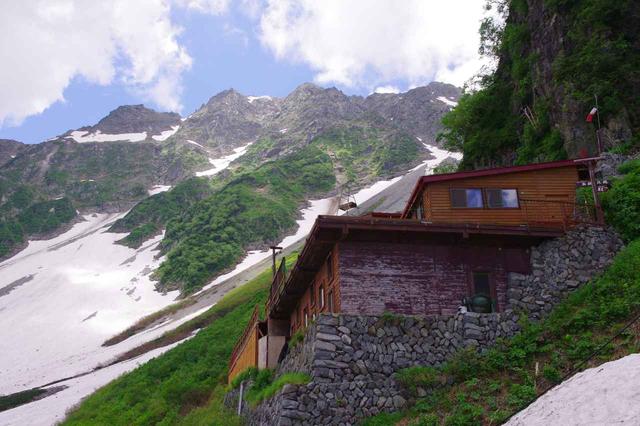 画像: 涸沢小屋と奥穂高岳