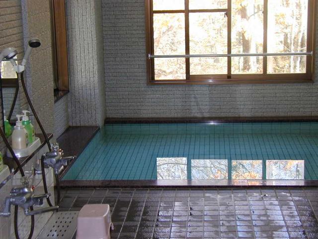 画像: 明神岳を望む浴室