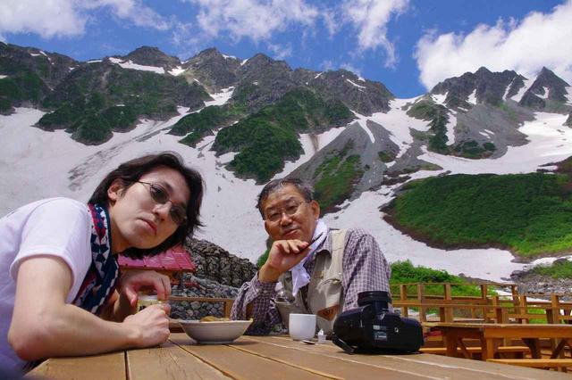 画像: 涸沢ヒュッテの展望テラスにて…名物のおでんがオススメです♪ 手元には日本酒のワンカップが?