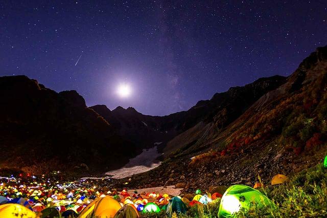 画像: テントの灯りと星月夜
