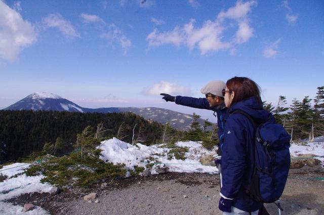 画像: 山頂から見える山並みを一つ一つ説明していただきました