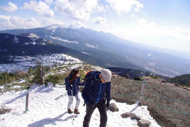 画像: 山頂間近。背後には八ヶ岳連峰が広がります