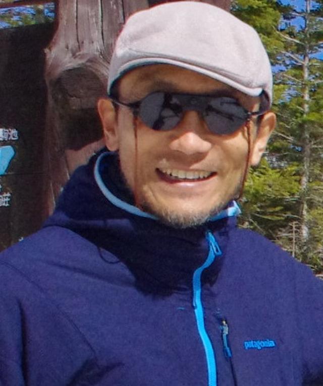 画像: 【今回の案内人:石川高明さん】 高校時代、柔道部で過ごすも、見える景色が畳と天井だけであった為、大学では屋外の運動部に入ろうとハイキング部に入部するも、緩い名前とは裏腹に、入部してみたらガチの登山部だった。 大学卒業後に勤めた大手化電メーカーの登山部に入部し、更に登山にハマる。 30代前半に退職後、世界一周の旅に出る。 スイスに2年、ネパールに1年滞在し、ガイド業務も行う。 スペインのカナリア諸島に滞在中、借家でガス爆発事故に巻き込まれ負傷。あえなく日本に帰国。 帰路の航空機内で介助役として同行したフランス人に、こちらが負傷しているにも関わらず、「スシはどこの店が美味いのか?」「秋葉原に行きたい」など話しかけまくられ、挙句成田空港に迎えに来た母親に「どうしてママンはハグしないんだ!?」と怒られる。 日本で登山ガイドをはじめたきっかけも、先輩ガイドの負傷のピンチヒッターという偶然の産物。 現在は住んでいる原村や茅野・諏訪・小淵沢などの八ヶ岳エリアの観光振興にも力を入れている。 (※齋藤が石川さんと登山中に伺った経歴の一部です)
