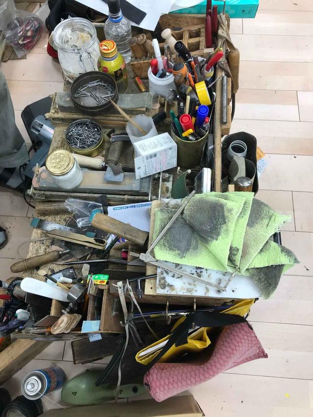 画像: 職人さん達が手仕事で使う工具がズラリ