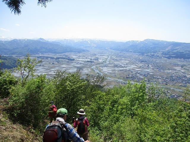 画像8: 5月8日・9日に岡田ガイドのコースで暑い暑い新潟の山へ行って来ました♪