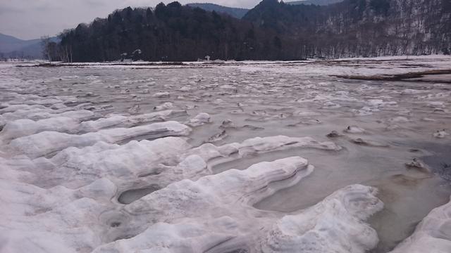 画像: 尾瀬ヶ原では雪が溶けかけ・・・スリリングなハイキング