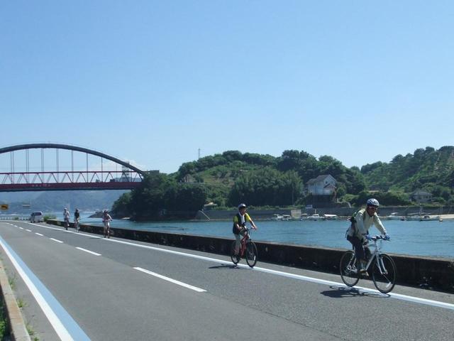 画像: 海岸線沿いをサイクリング