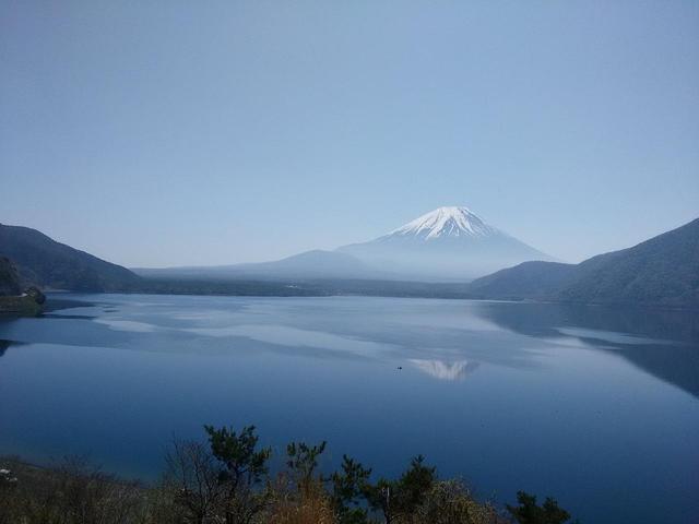 画像: 本栖湖と富士山