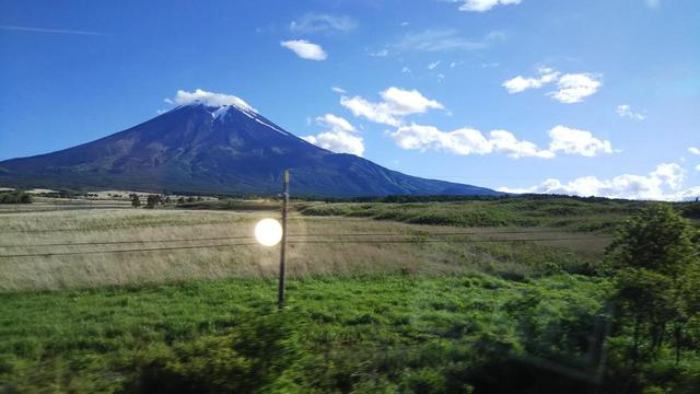 画像: 忍野村から眺める富士山
