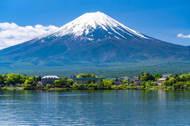 画像: 河口湖で眺める富士山