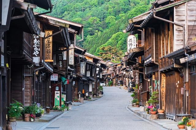 画像: 奈良井宿。次の難所・鳥居峠越えの前に休む旅人たちでにぎわいました。