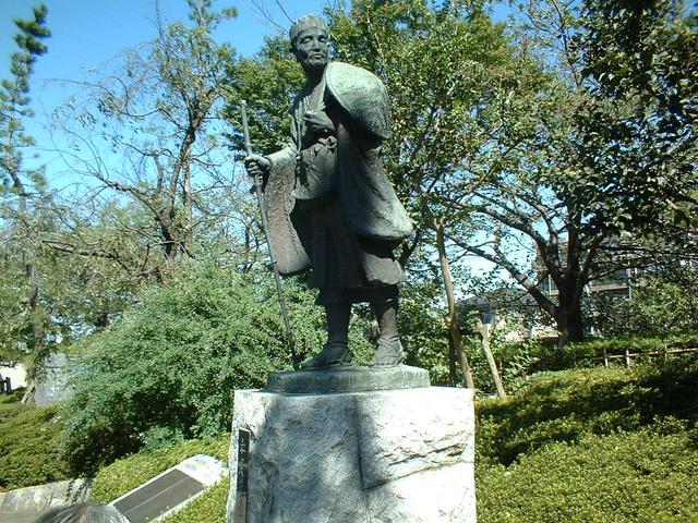 画像: 草加にある芭蕉像。弟子の曾良と一緒に草加の宿場を歩いたそうです。