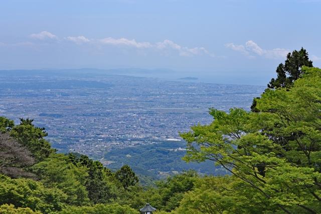 画像: 大山阿夫利神社下社からの眺望(第1回) 向こうに見えるは相模湾。大山阿夫利神社下社へは往復ケーブルカーで参拝します。