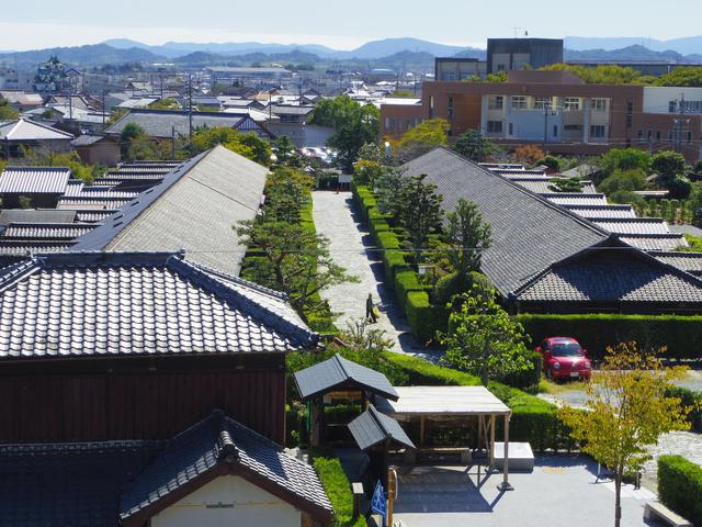 画像: 松坂城から見下ろす武家屋敷(後編でご案内)