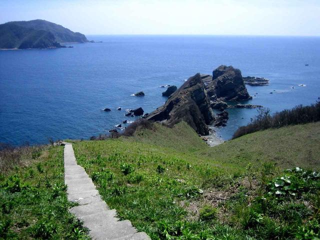 画像: 鳥ノ巣山展望所(下甑島の北端に位置する絶景スポット。上甑島と下甑島の「甑架橋の工事」風景が見えます)