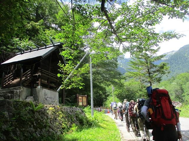画像1: 8月1日から岡田ガイドのコースで 「ゆっくり歩く鏡平と弓折岳」 のツアーへ行ってきました!