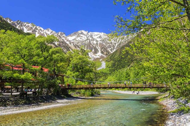 画像: 上高地のシンボル・河童橋 上高地バスターミナルからスタートして徒歩5分。上高地のシンボル・河童橋が見えてきます。透き通った梓川と圧巻の岩壁の絶景が皆様を待っています。