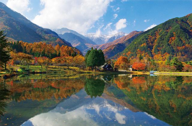 画像: 駒ヶ池…まるで絵に描いたような絶景ポイント!晴れていると水面に木曽駒ケ岳の姿が鏡のように映ります。 写真撮影やスケッチを楽しまれている方もたくさんいらっしゃいます。
