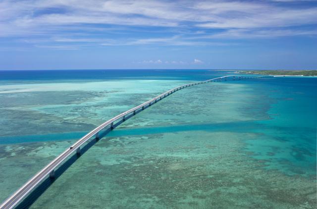 画像: 2015年1月に開通した伊良部大橋 全長3,540メートルと無料で渡ることのできる橋では日本一の長さを誇ります。 画像提供:一般社団法人 宮古島観光協会