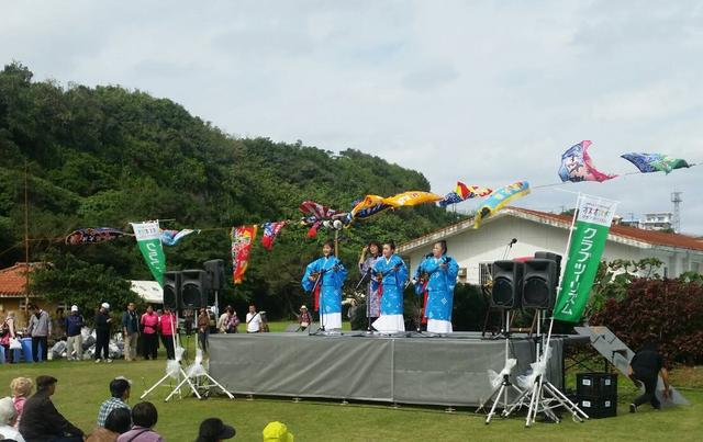 画像: 三線ショー!沖縄ならではのメロディに合わせて皆さんで歌って踊りましょう!