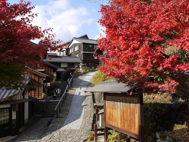 画像: 馬籠宿の紅葉(例年の紅葉の見頃は10月下旬~11月中旬)