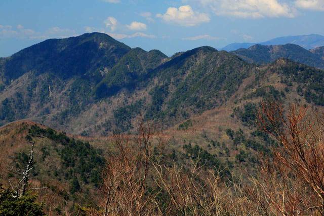 画像: 雲取山山頂から見る飛龍山