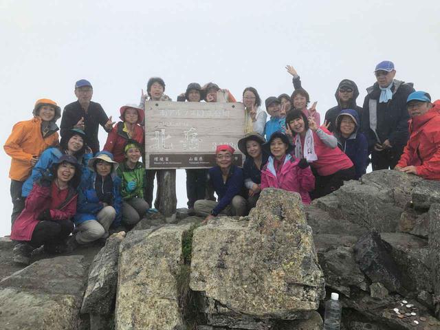 画像: 北岳山頂にて山旅スクール生と白田ガイド