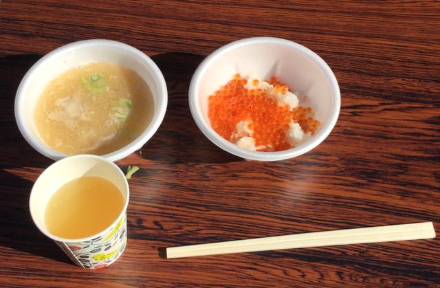 画像: いくら丼とあら汁とリンゴジュース