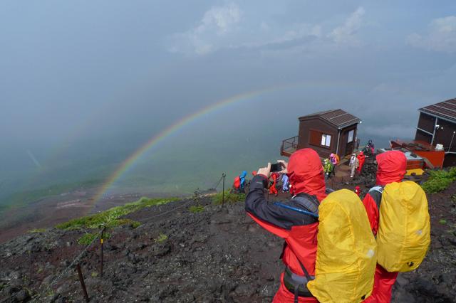 画像: 必ず山用の雨具を用意しましょう