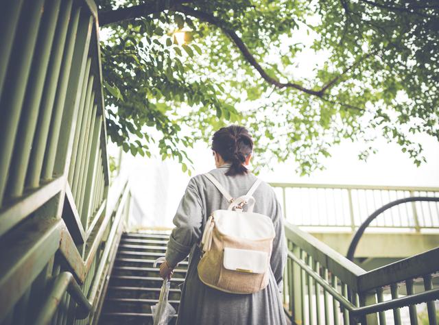 画像: 街用リュックでも両手は空きますが、長時間山道を歩くには不適です