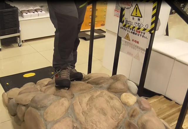 画像: 多くの登山用品店にある坂道を再現した台